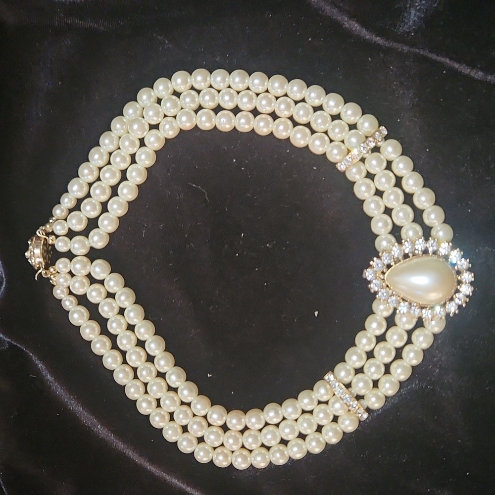 Lovely Rhinestone and Pearl Necklace